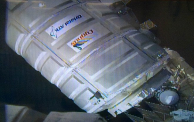 ISSのUnity(Node1結合機構）にドッキング直前のOA-6 / メテオ運用室のISSライブ映像（映像提供NASA)