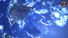 2016年11月13日10時12分頃(GMT)に撮影されたスーパームーンに照らされたハワイの夜景です．
