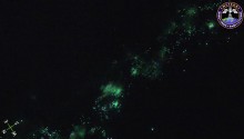 2016年11月2日20時58分頃(GMT) 、マレー半島沖で捉えた流星です。緑色の漁火に突っ込むように見えます．