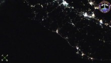 2017年1月3日19時34分頃(GMT)に撮影された九州から東北にかけての夜景です．少なくとも２つ以上の流星も捉えています．